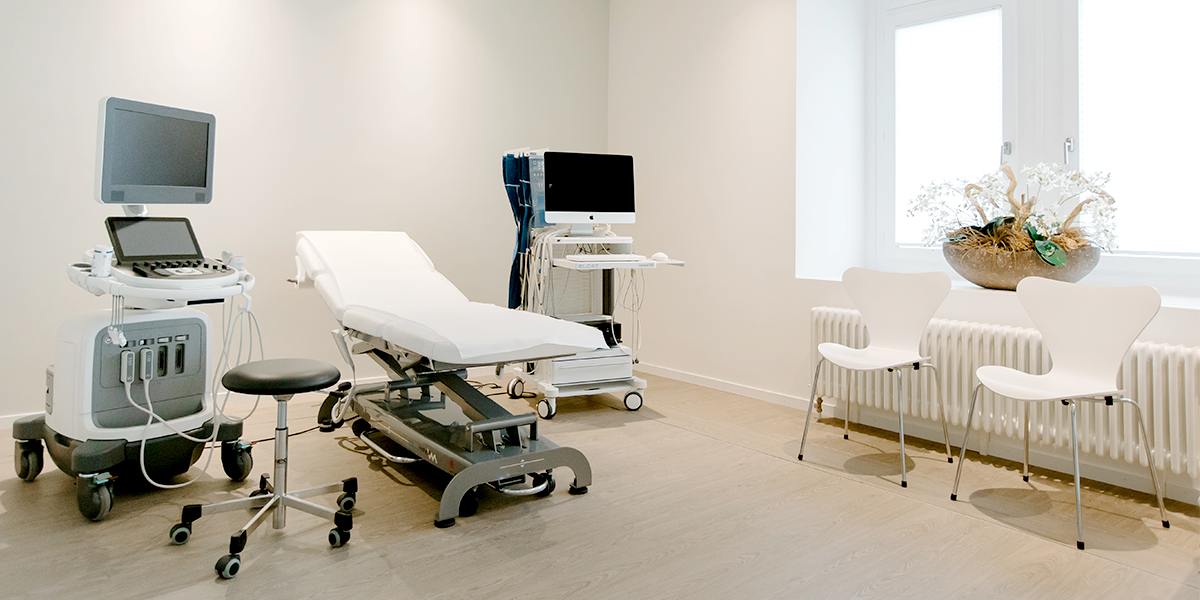 Behandlungsraum Fachärztin FMH Angiologie und Innere Medizin Praxis am Römerhof