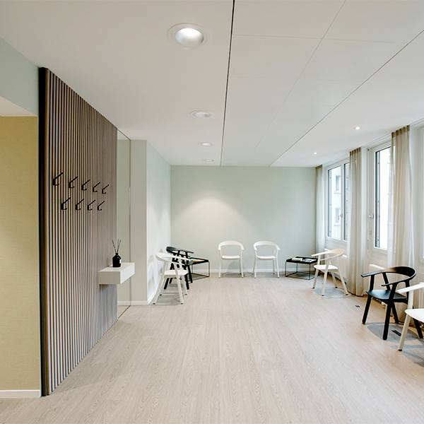 Warteraum Fachärztin FMH Angiologie und Innere Medizin Praxis am Römerhof